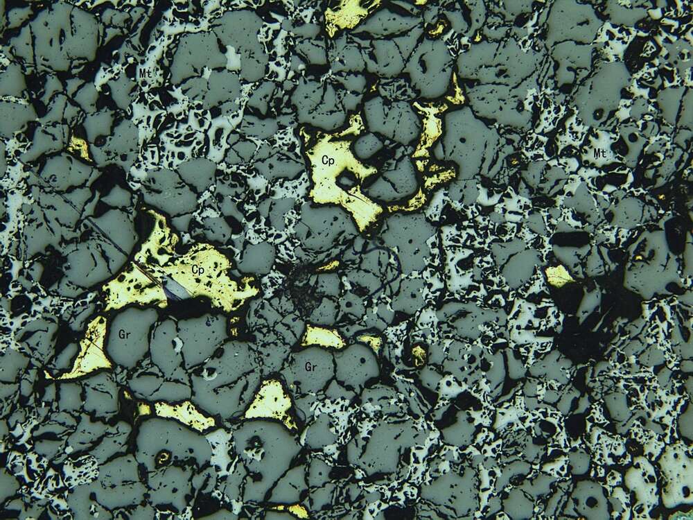 黄铜矿中等浸染状磁铁矿石