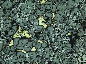 黄铜矿中等浸染状磁铁矿石