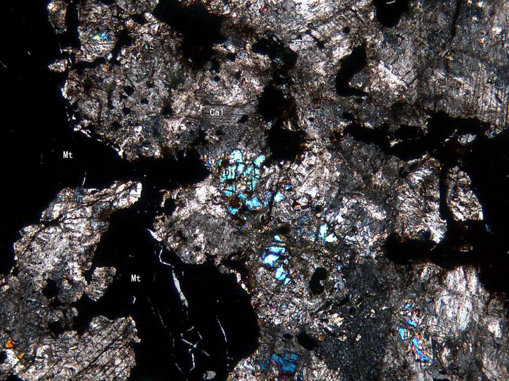 块状磁铁矿矿石