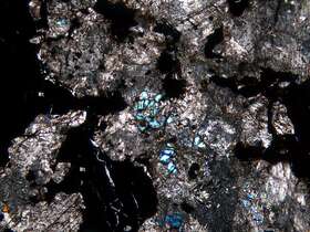 块状磁铁矿矿石