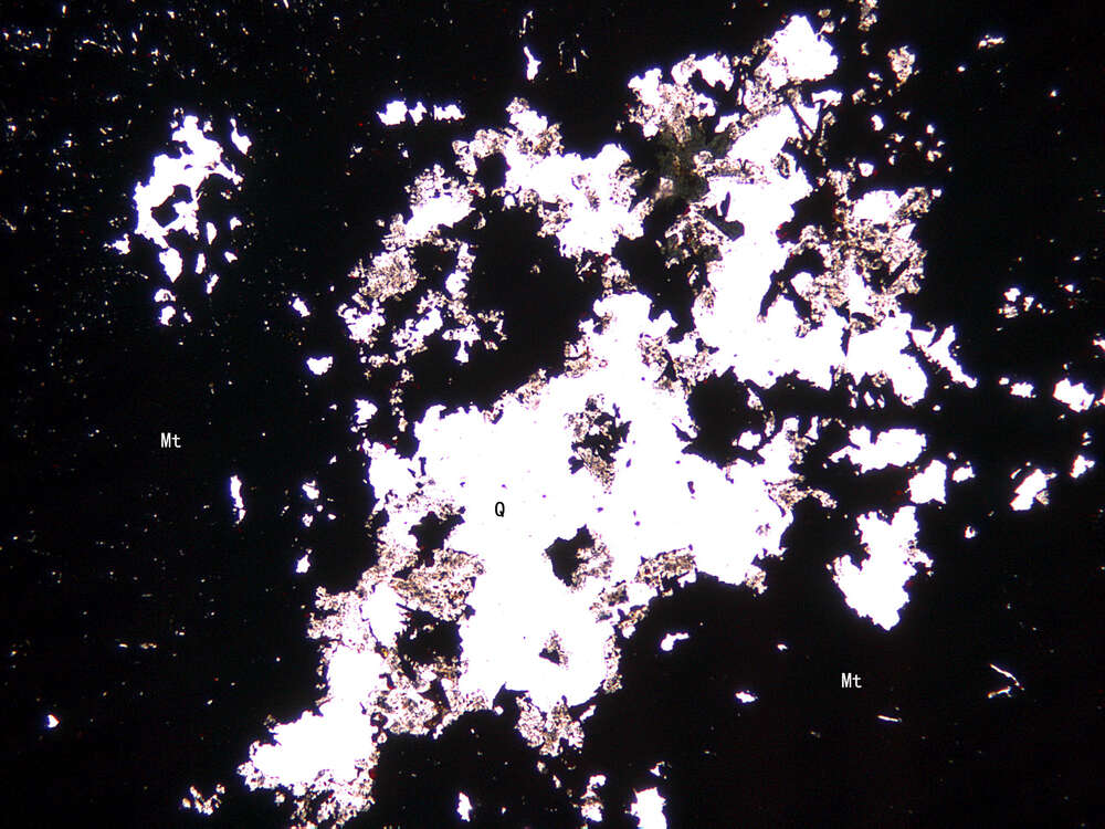 赤铁矿化磁铁矿矿石（块状）