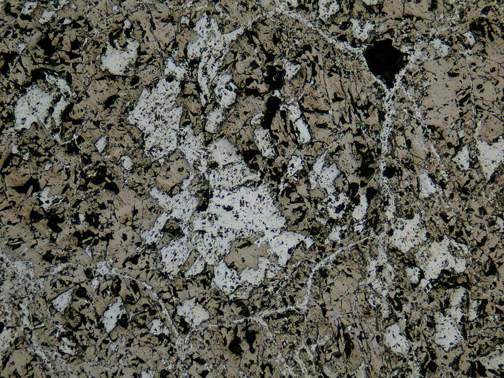 赤铁矿化磁铁矿矿石（块状）