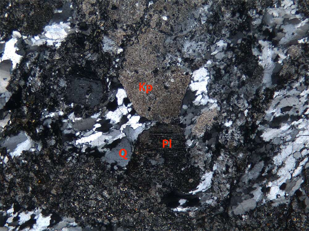 斑状结构,基质具细粒结构