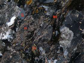 他形-半自形粒状结构