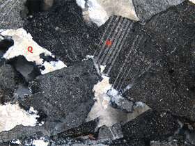 他形-半自形粒状结构