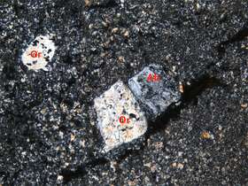 斑状结构,基质具霏细结构