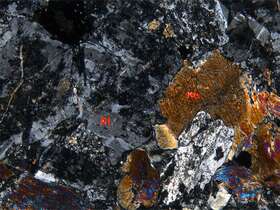 半自形粒状结构