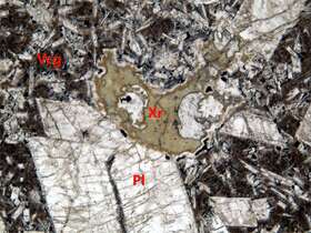 杏仁状玄武安山岩