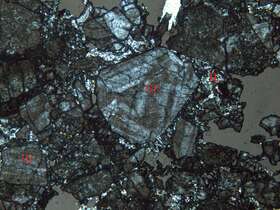 碎裂石榴石矽卡岩