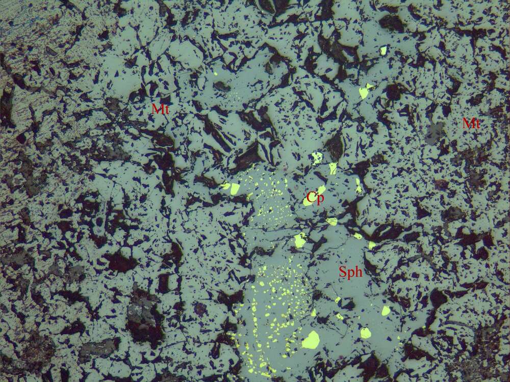 含铜锌致密块状磁铁矿矿石