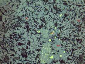 含铜锌致密块状磁铁矿矿石