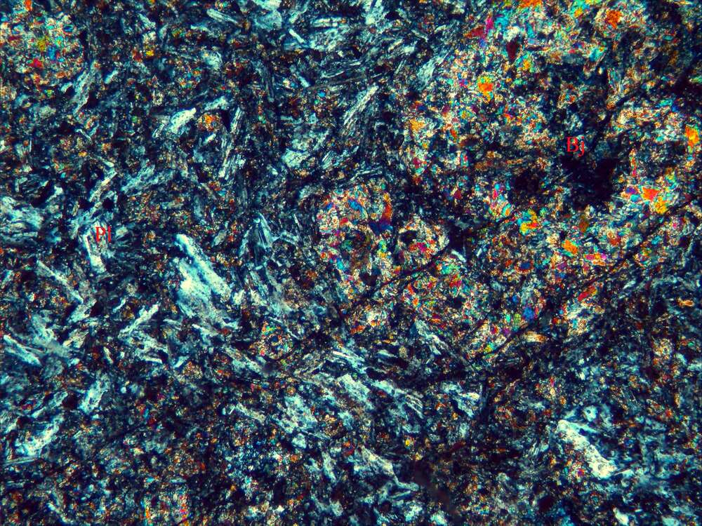 强蚀变闪长玢岩