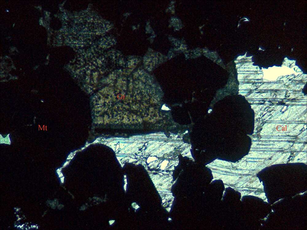 含铜锌致密块状磁铁矿矿石