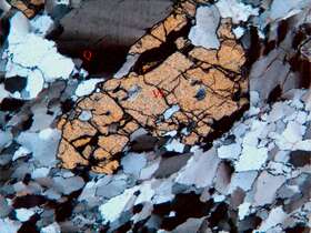 ①含黄铁矿方解石符山石脉②碎裂花岗岩