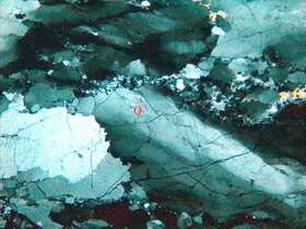 ①石英脉②蚀变岩