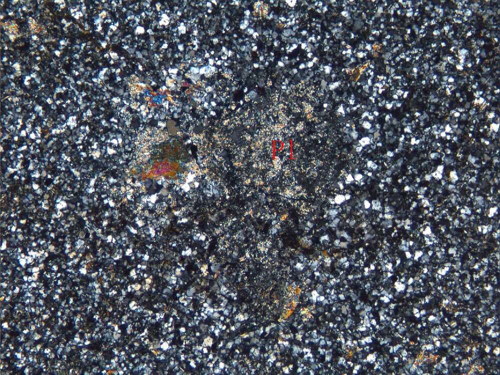 角岩化花岗斑岩