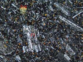 蚀变辉石安山岩