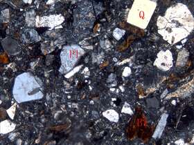 流纹质晶屑凝灰岩