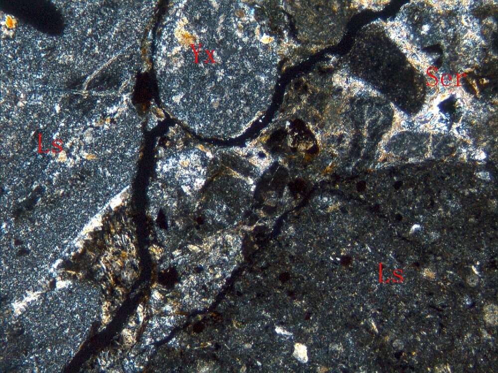 火山岩细中砾岩