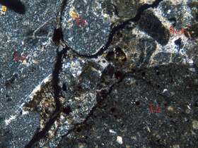 火山岩细中砾岩