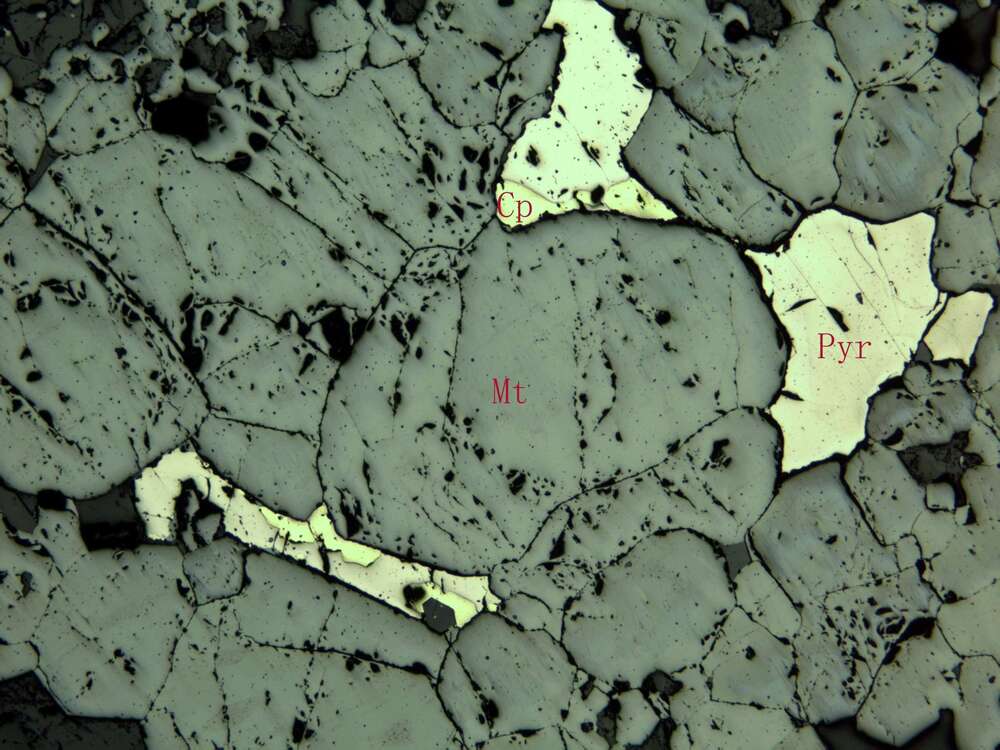 块状磁铁矿矿石
