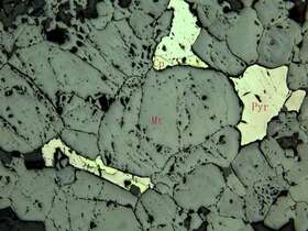 块状磁铁矿矿石