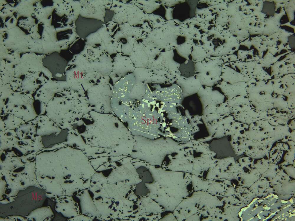 块状磁铁矿矿石