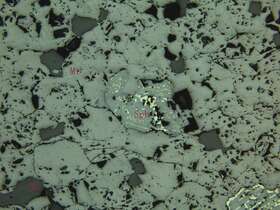 块状磁铁矿矿石