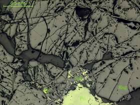 块状磁铁矿矿石