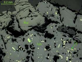 含闪锌矿磁铁矿矿石