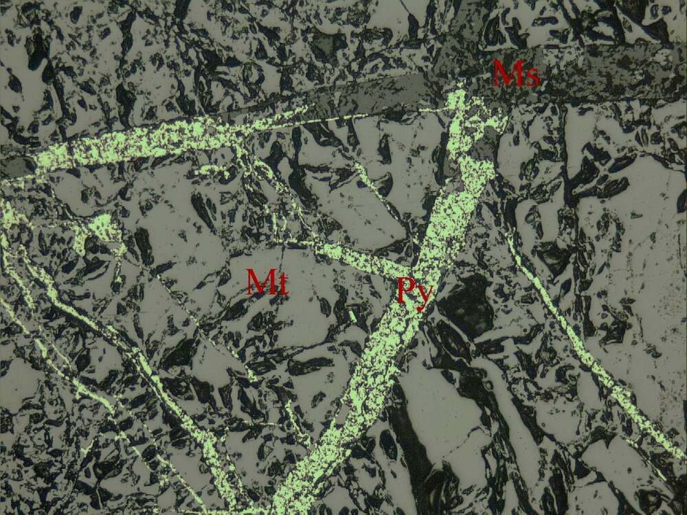含硫块状磁铁矿矿石