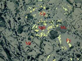 含锌块状磁铁矿矿石