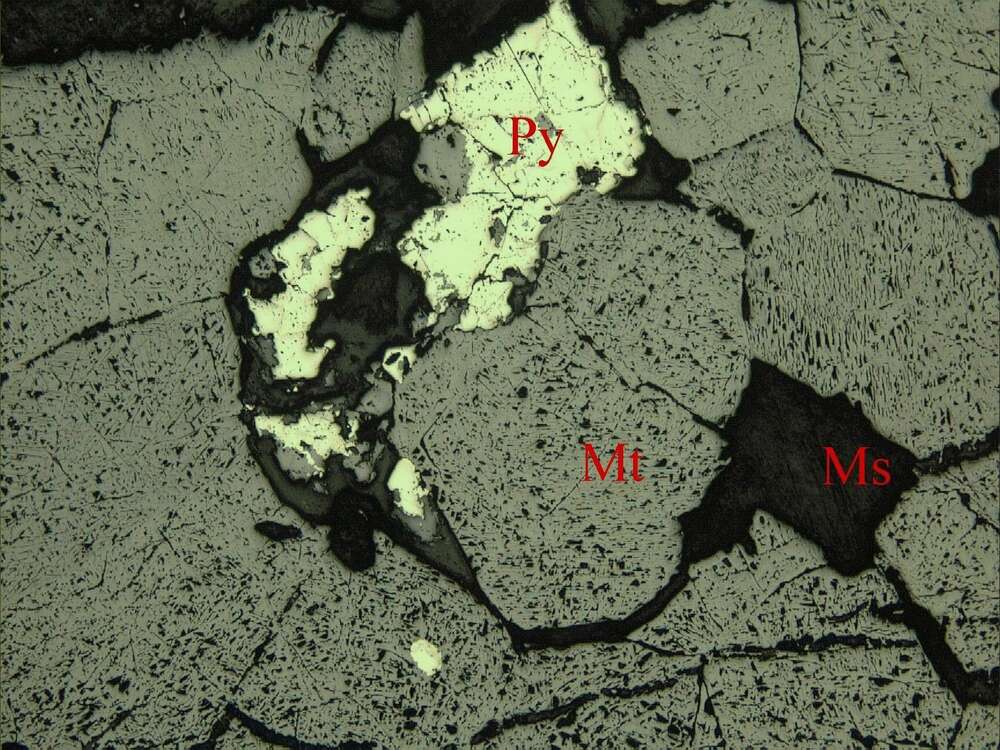 块状磁铁矿矿石