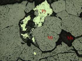 块状磁铁矿矿石