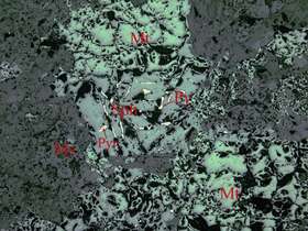 含锌磁铁矿矿石（条带状）
