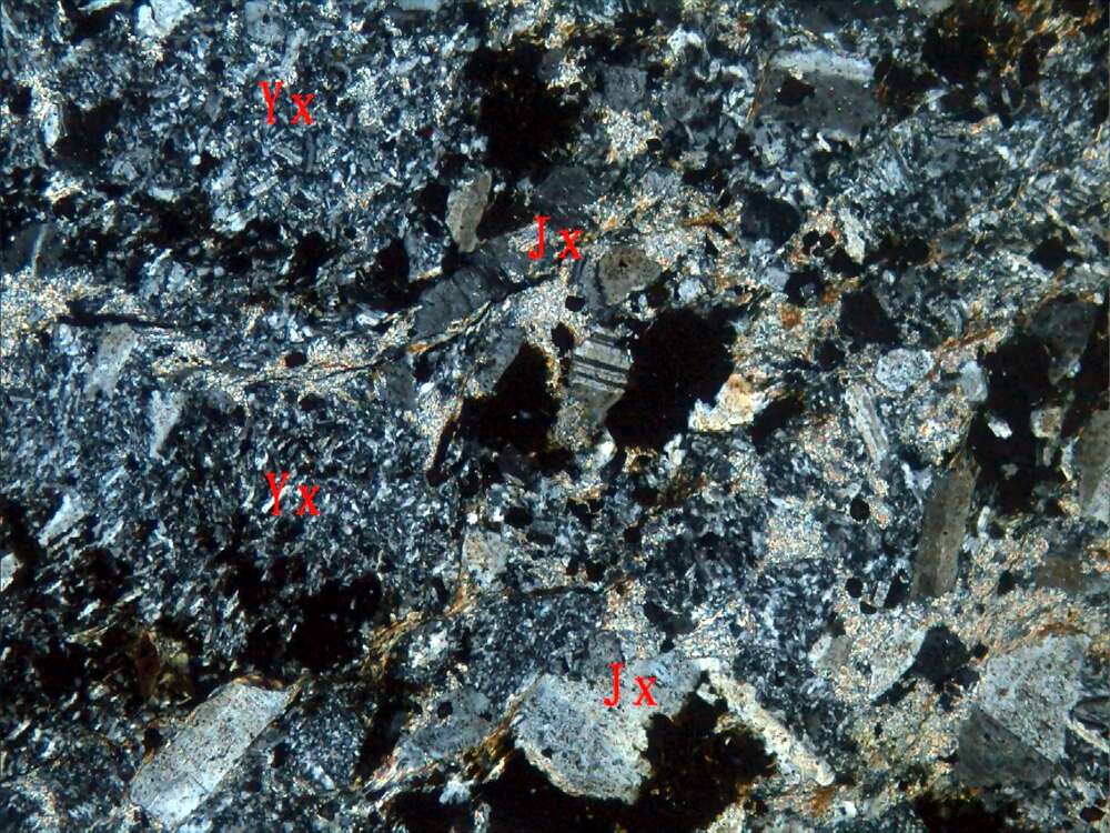 蚀变晶屑岩屑凝灰岩