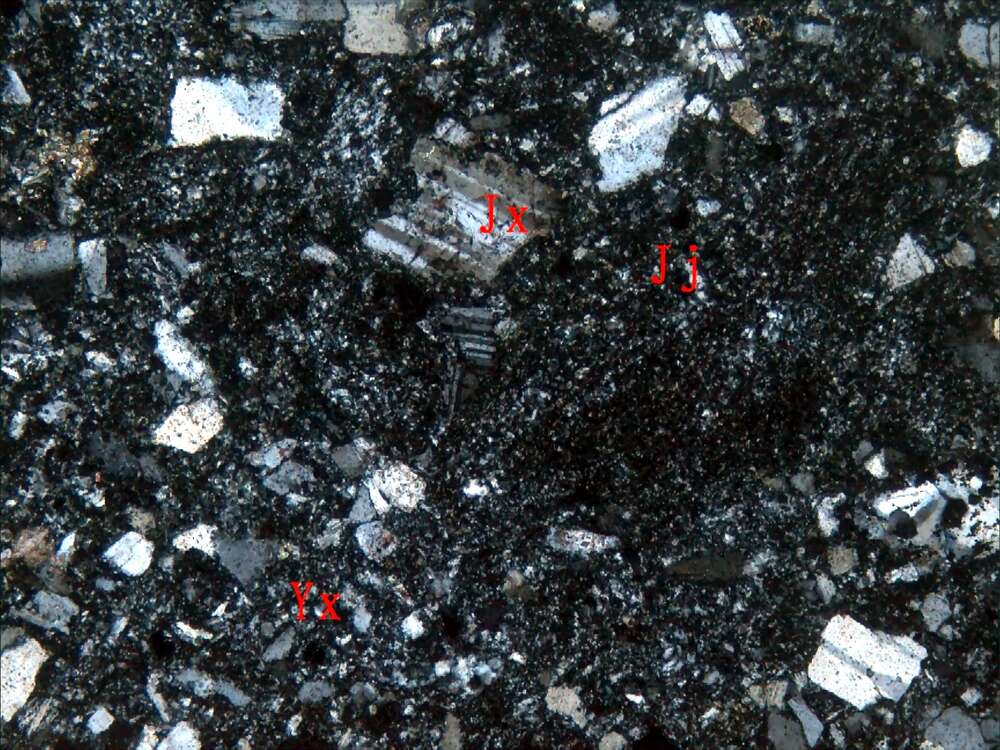 蚀变晶屑岩屑凝灰岩