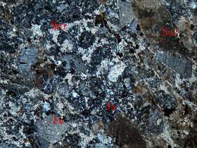 蚀变（含角砾）岩屑凝灰岩