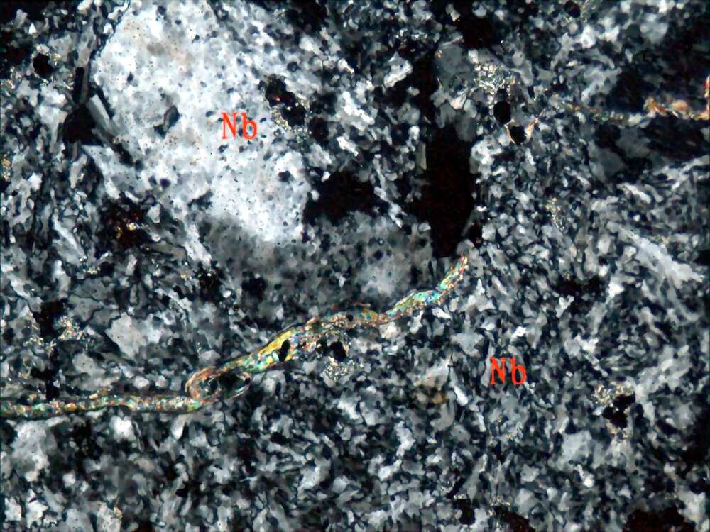 含锐钛矿钠长斑岩