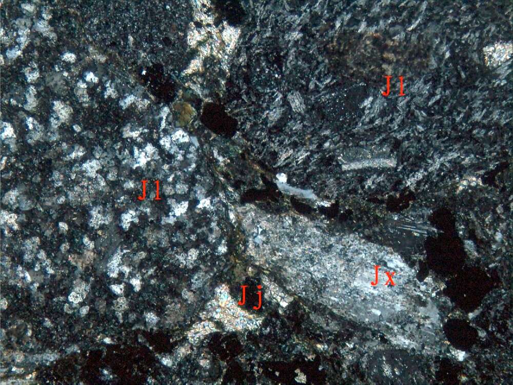 蚀变含砾沉凝灰岩