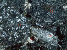 蚀变含砾沉凝灰岩