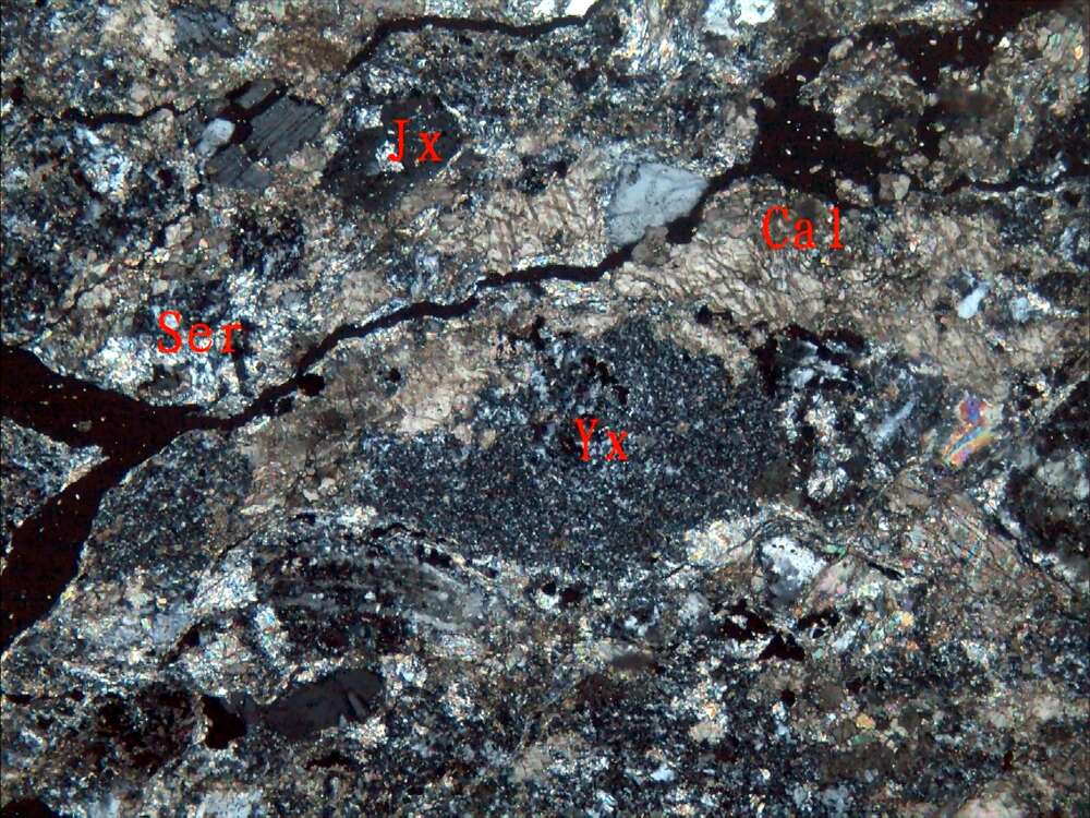 弱片理化蚀变含砾粗岩屑凝灰岩