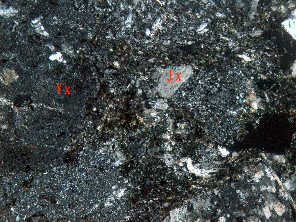 蚀变含砾岩屑凝灰岩