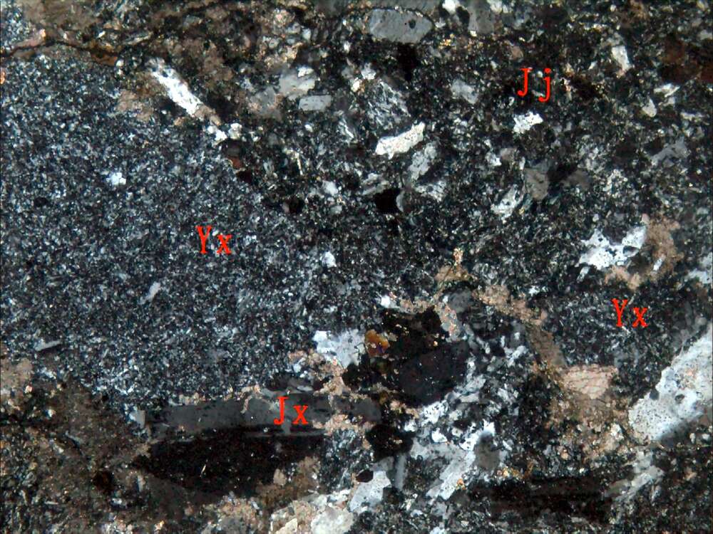 弱电气石化蚀变岩屑凝灰岩
