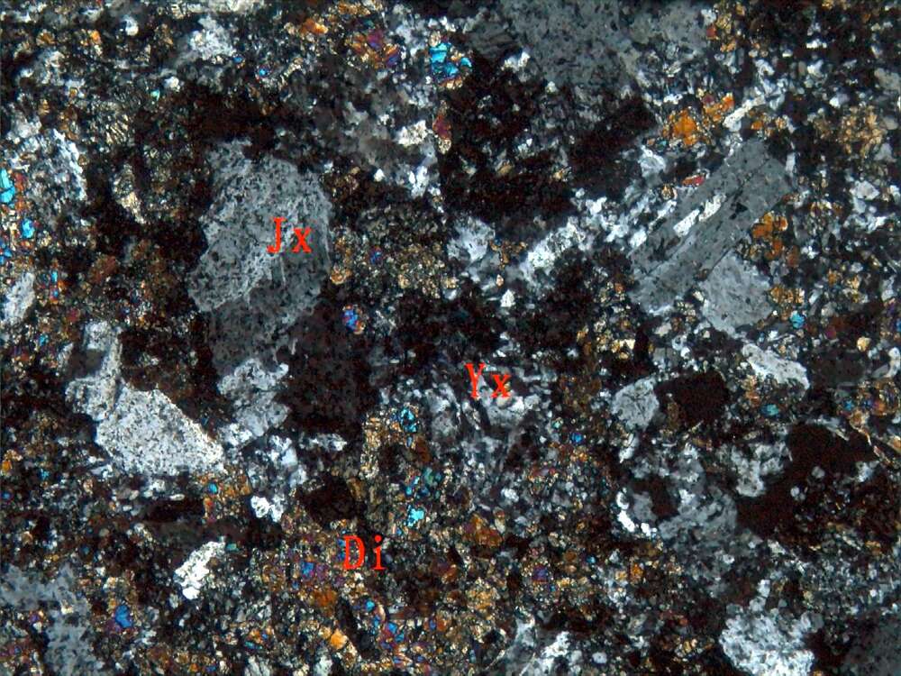 透辉石化晶屑岩屑凝灰岩