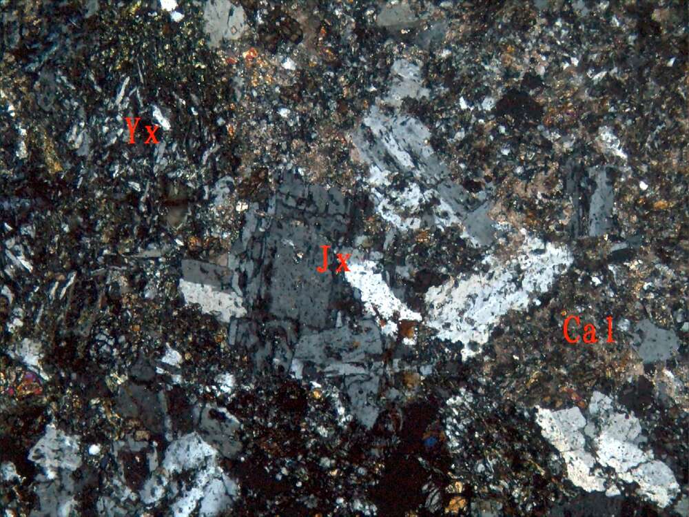 碎裂化蚀变含角砾晶屑岩屑凝灰岩
