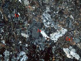 碎裂化蚀变含角砾晶屑岩屑凝灰岩