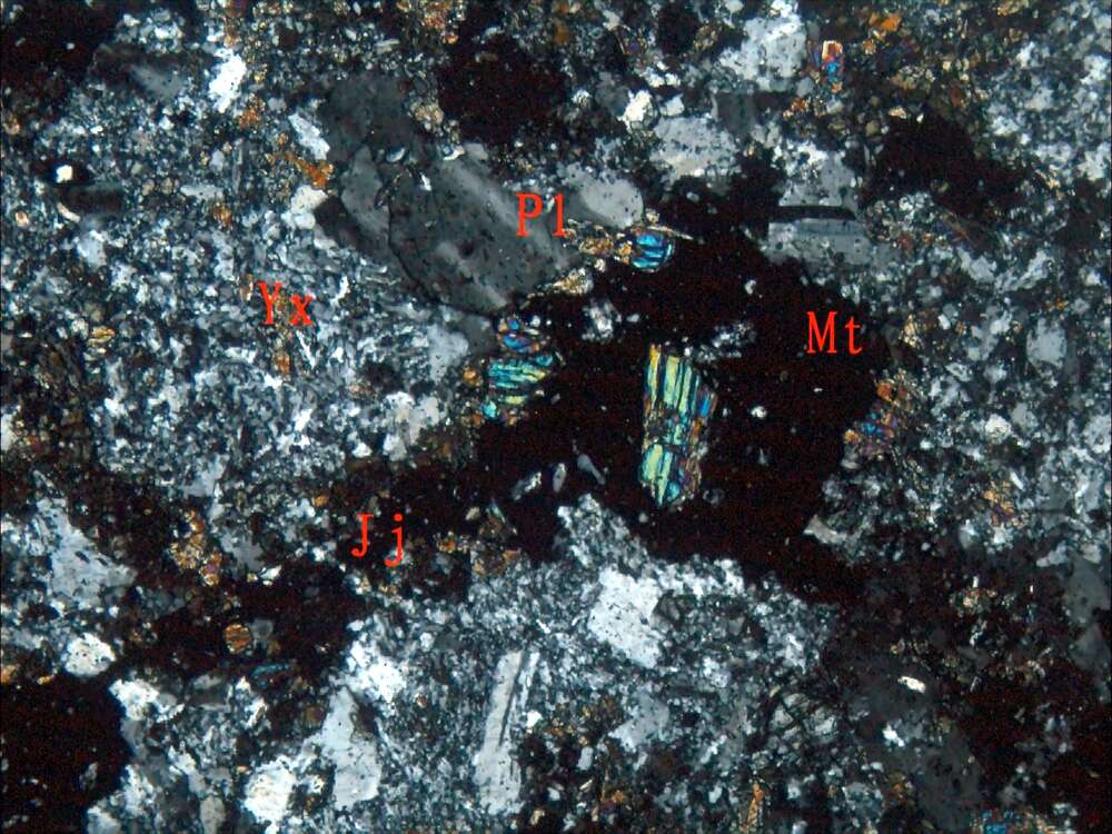 蚀变含角砾凝灰岩