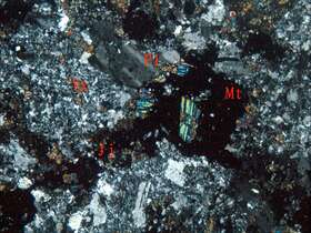 蚀变含角砾凝灰岩