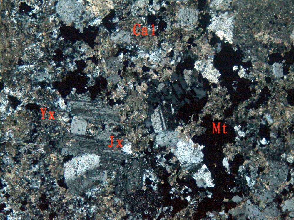 磁铁矿化蚀变含角砾凝灰岩